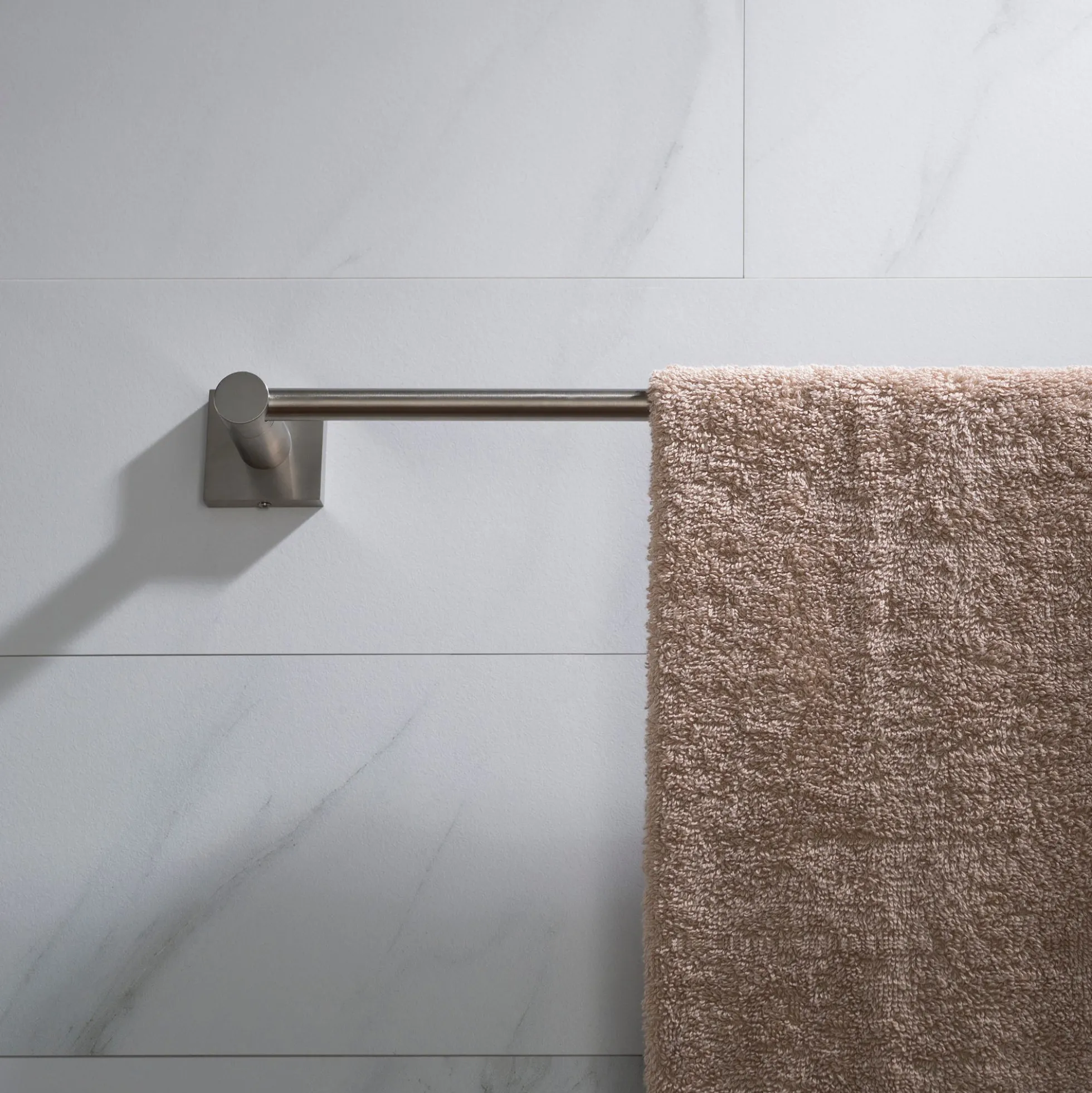 18" Bathroom Towel Bar in Brushed Nickel
