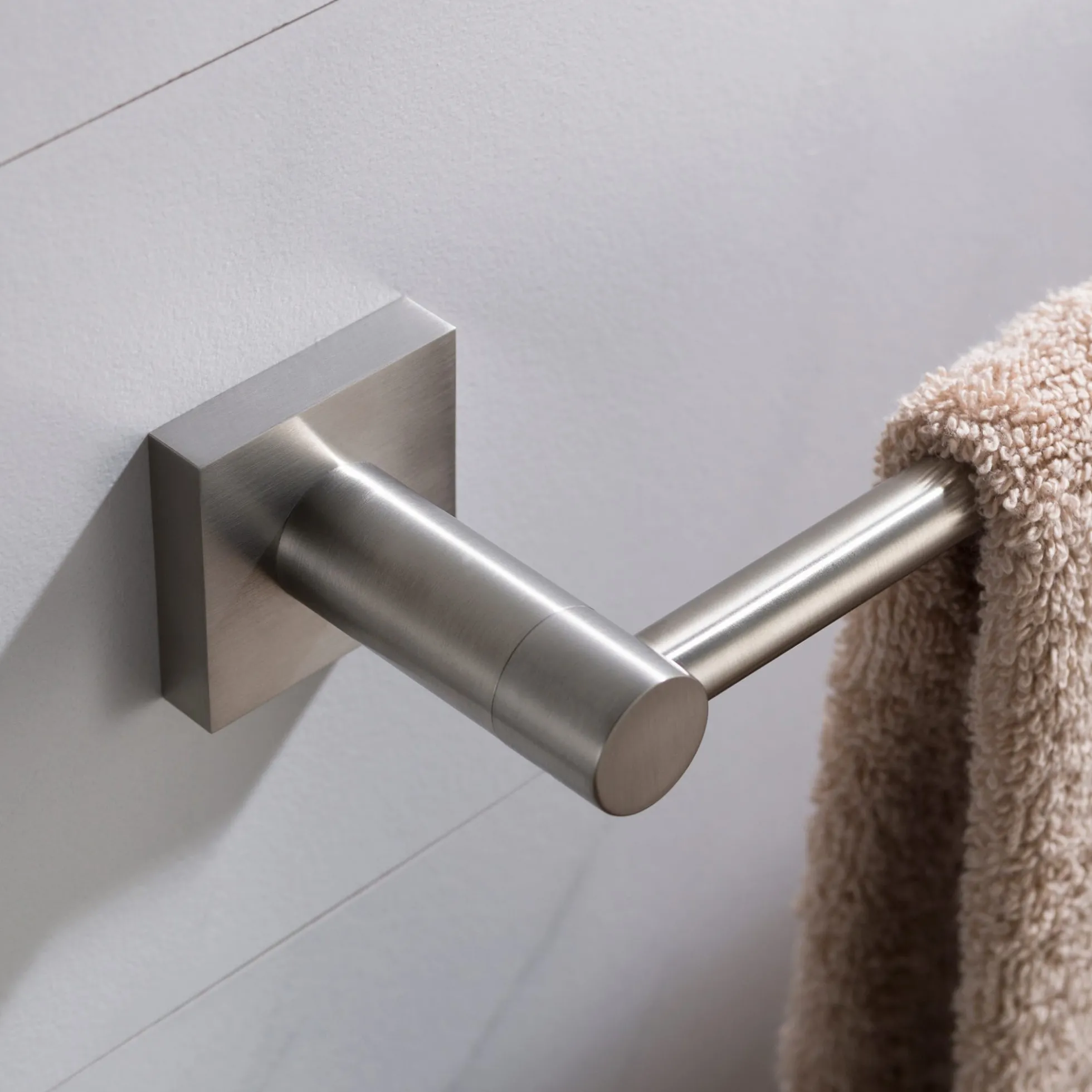 18" Bathroom Towel Bar in Brushed Nickel