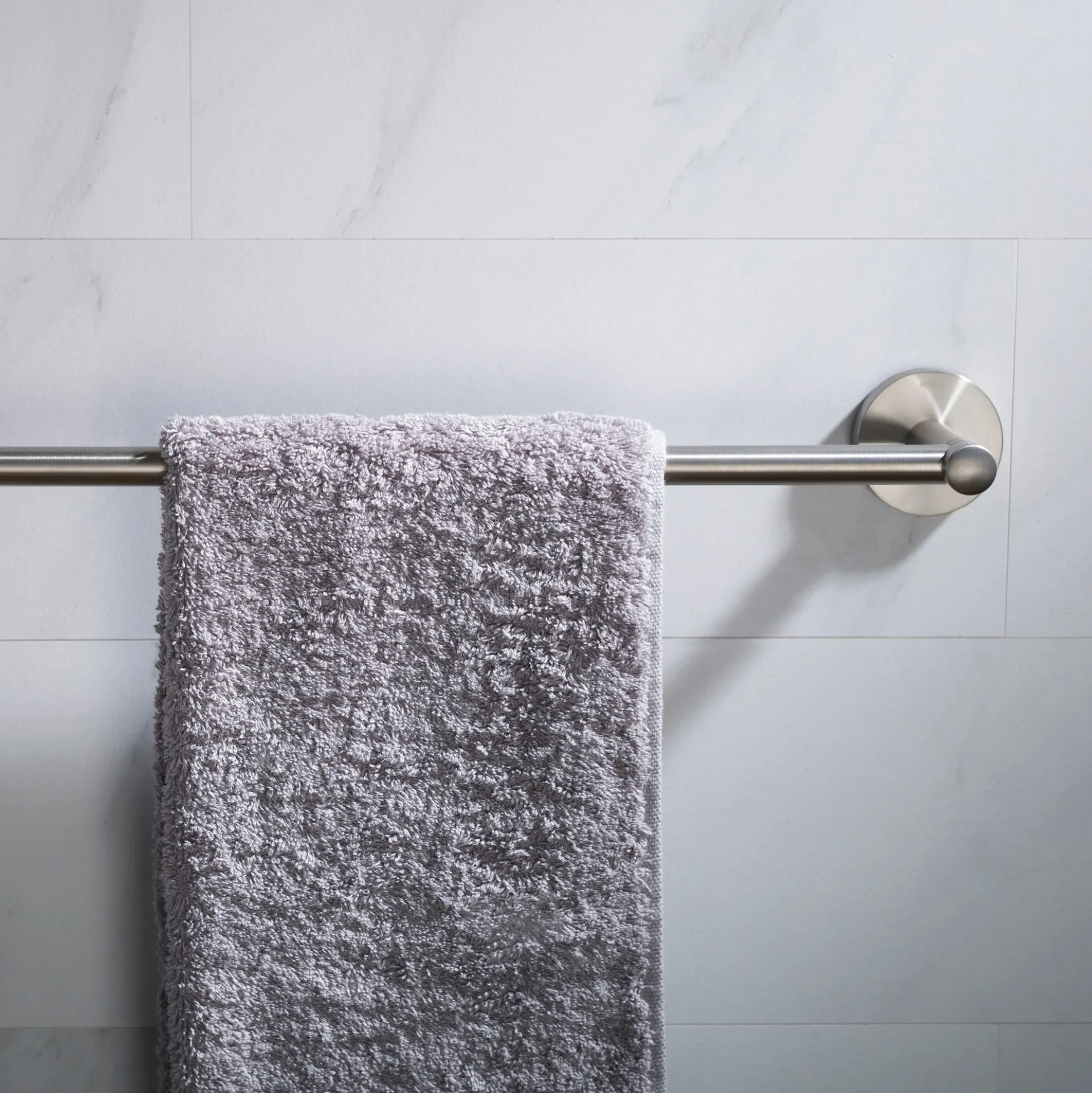 18" Bathroom Towel Bar in Brushed Nickel