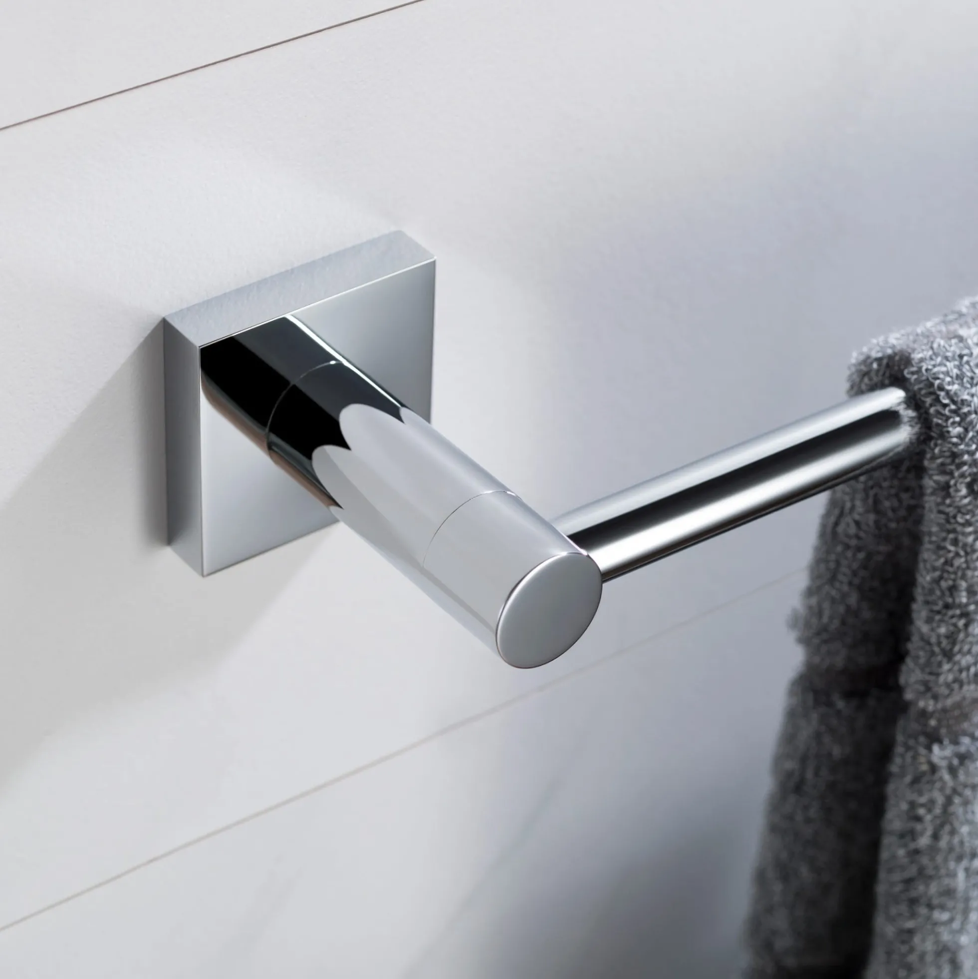 18" Bathroom Towel Bar in Chrome