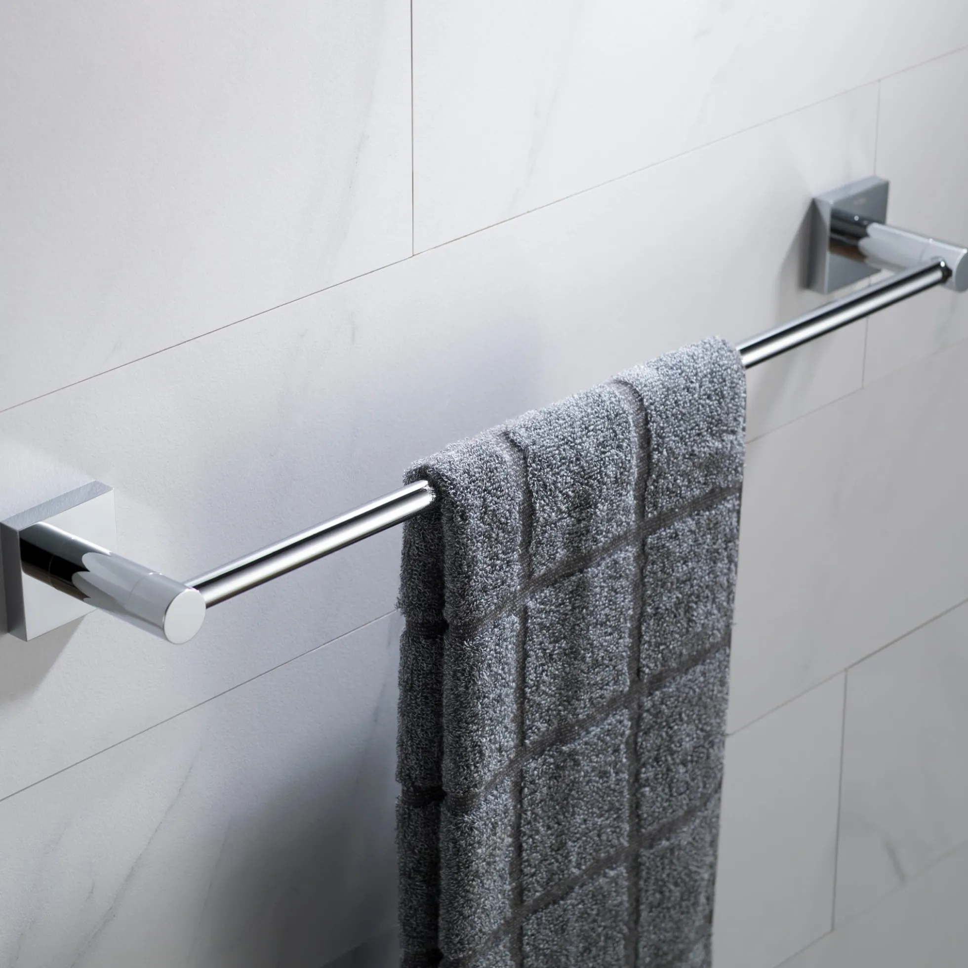 18" Bathroom Towel Bar in Chrome