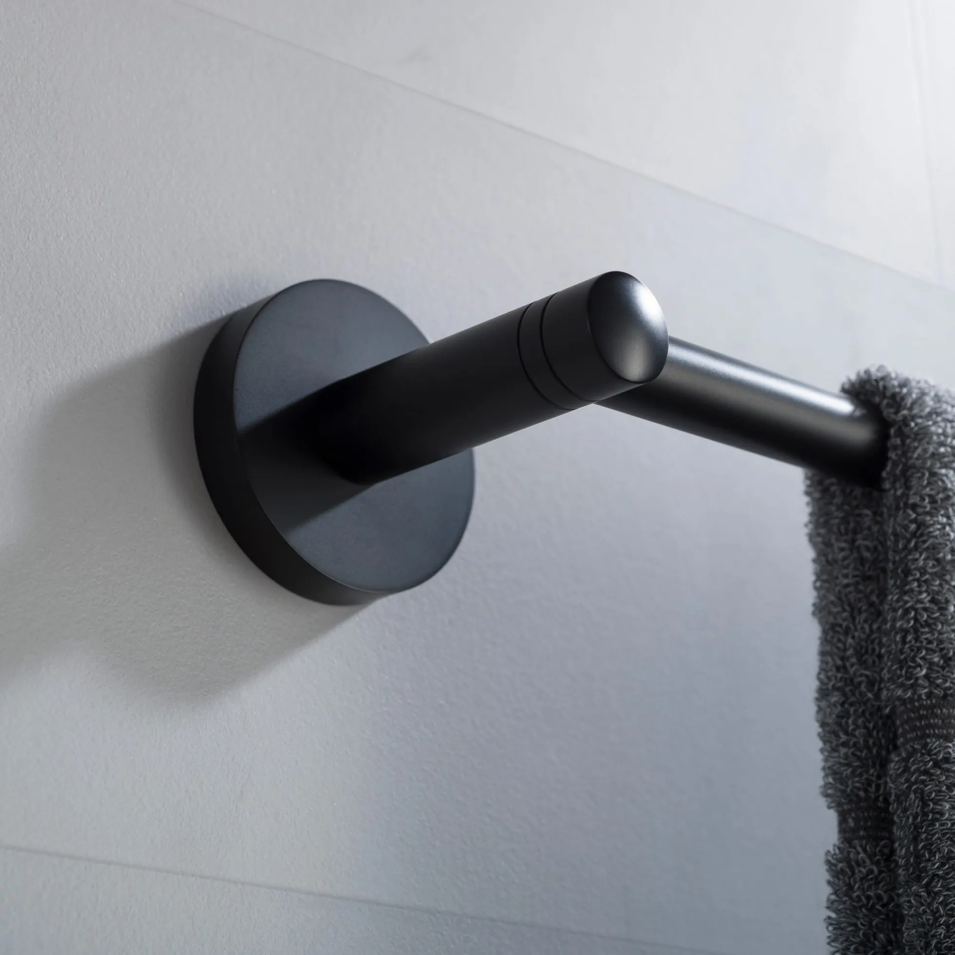 18" Bathroom Towel Bar in Matte Black