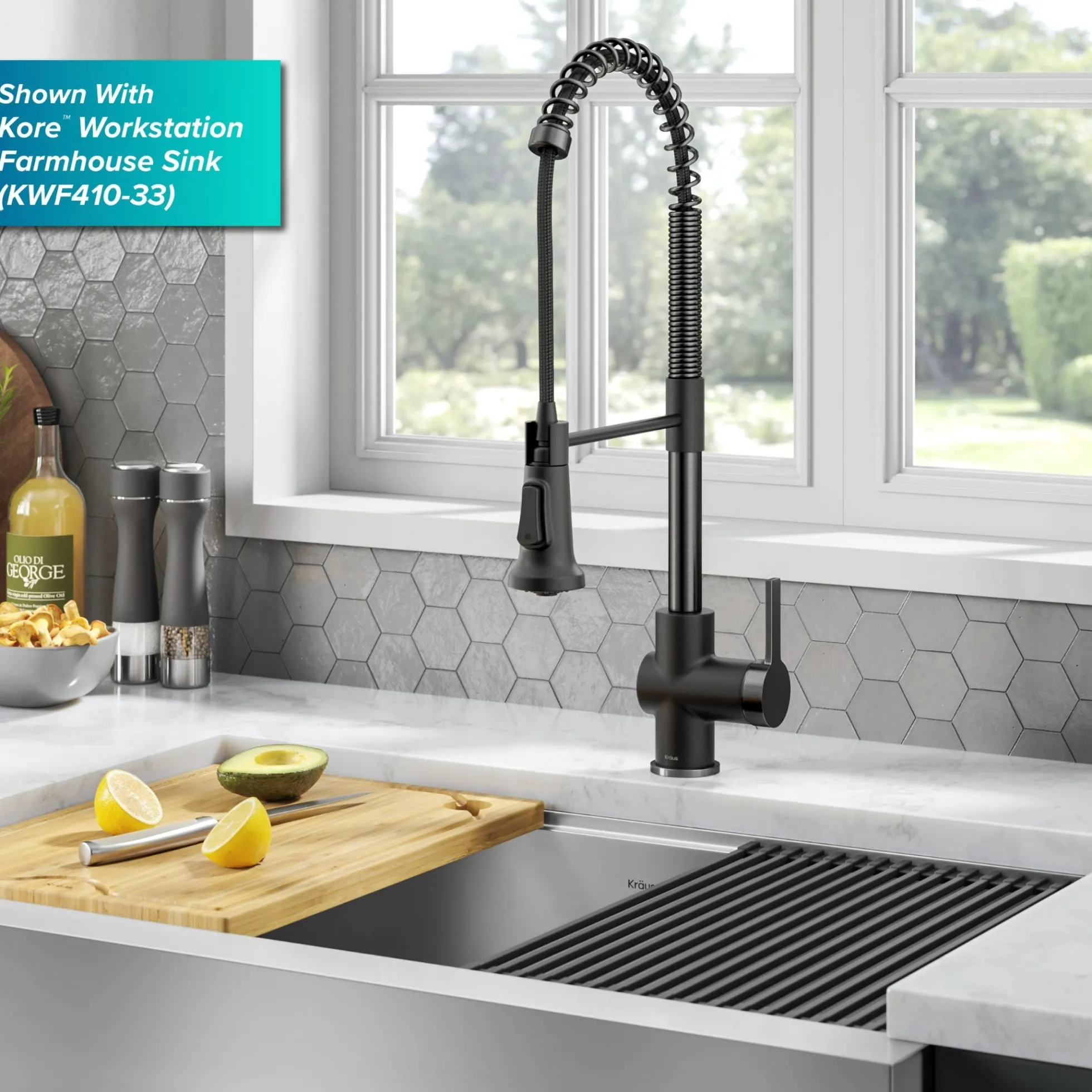 Commercial Style Pull-Down Single Handle Kitchen Faucet in Matte Black / Spot Free Black Stainless Steel