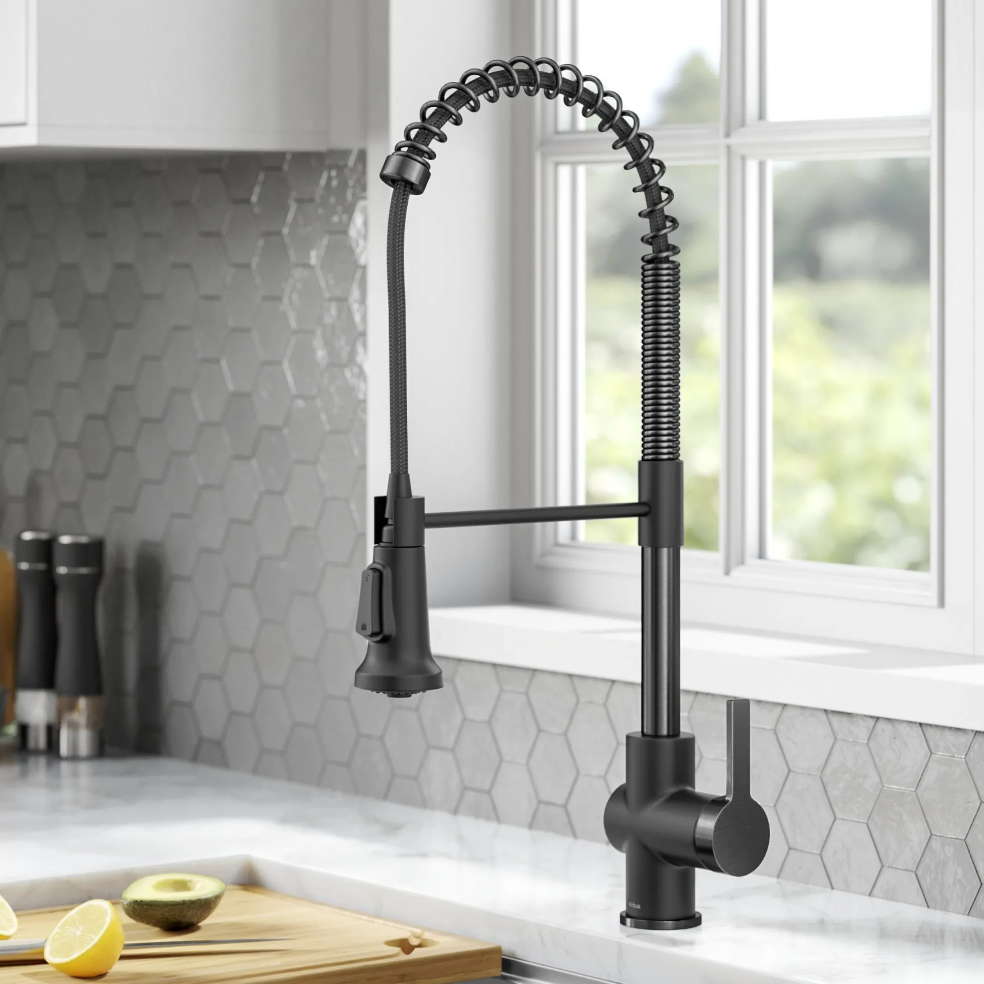 Commercial Style Pull-Down Single Handle Kitchen Faucet in Matte Black / Spot Free Black Stainless Steel