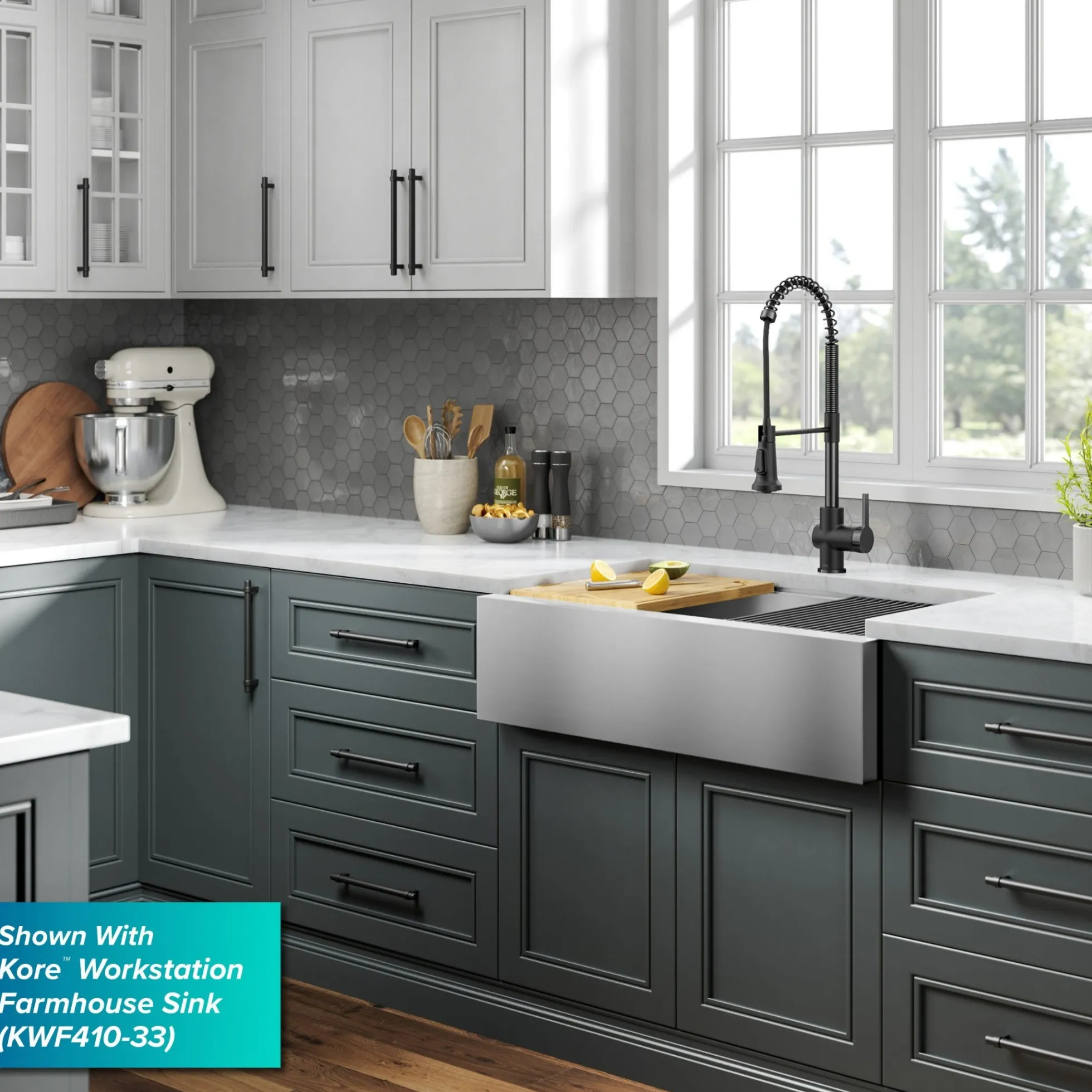 Commercial Style Pull-Down Single Handle Kitchen Faucet in Matte Black / Spot Free Black Stainless Steel