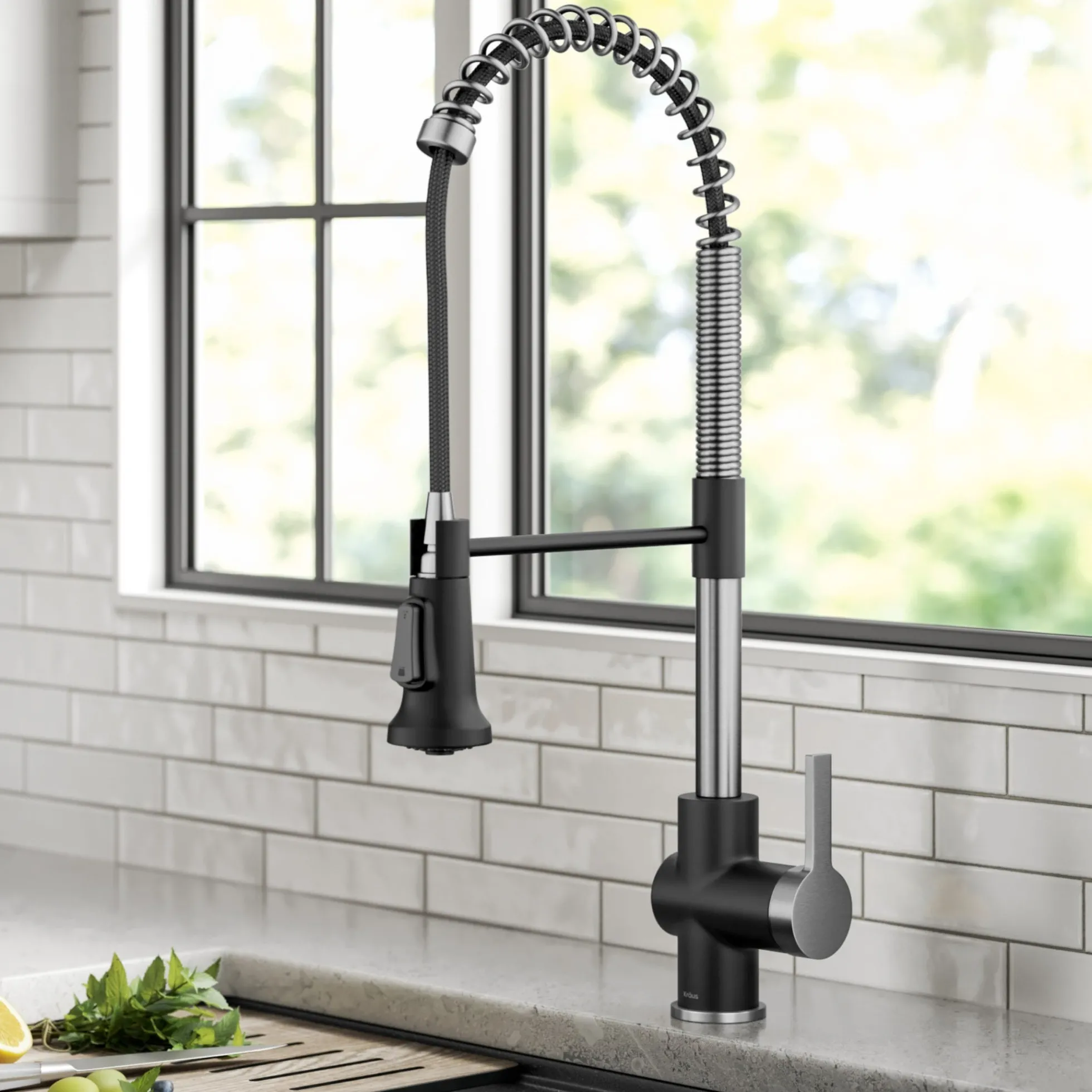 Commercial Style Single Handle Pull Down Kitchen Faucet in Spot-Free Stainless Steel/Matte Black