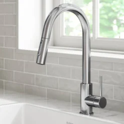 Contemporary Pull-Down Single Handle Kitchen Faucet in Chrome