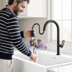 2-FunctionSingle HandlePull Down Kitchen Faucetin Matte Black