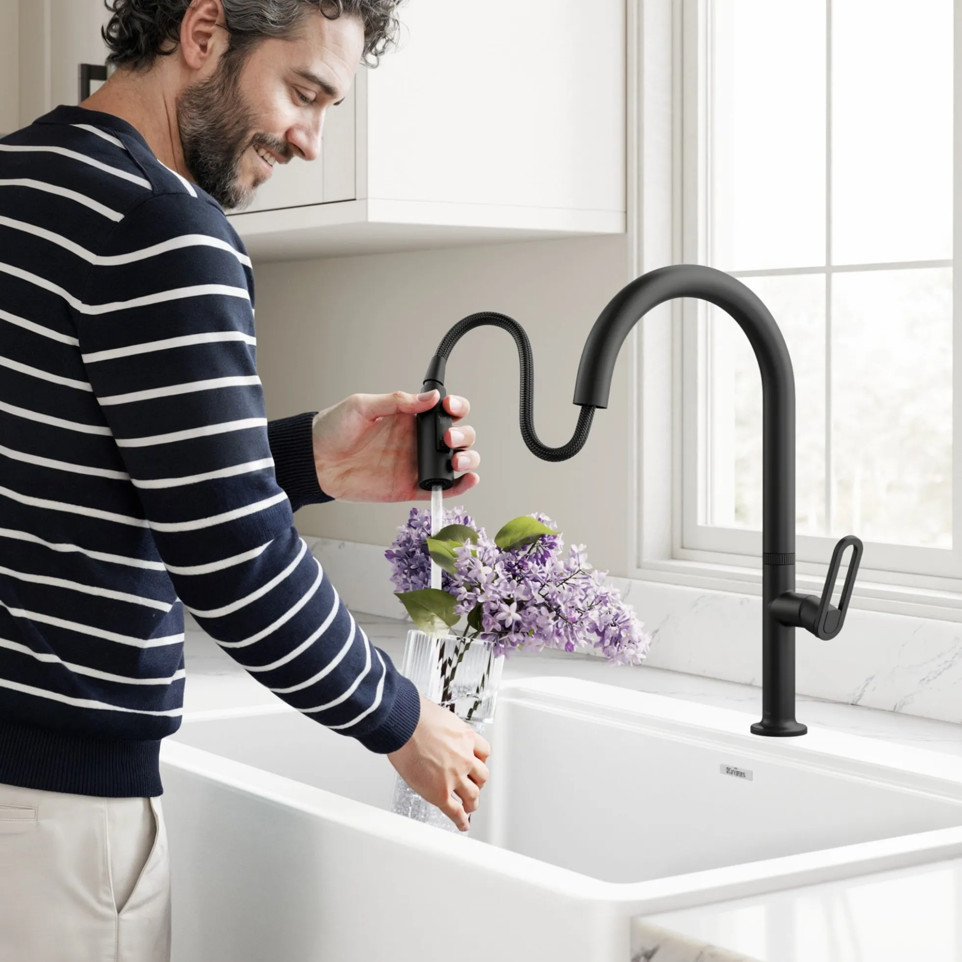 2-FunctionSingle HandlePull Down Kitchen Faucetin Matte Black