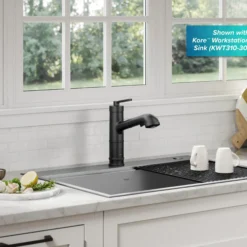 Pull-Out Single Handle Kitchen Faucet in Matte Black