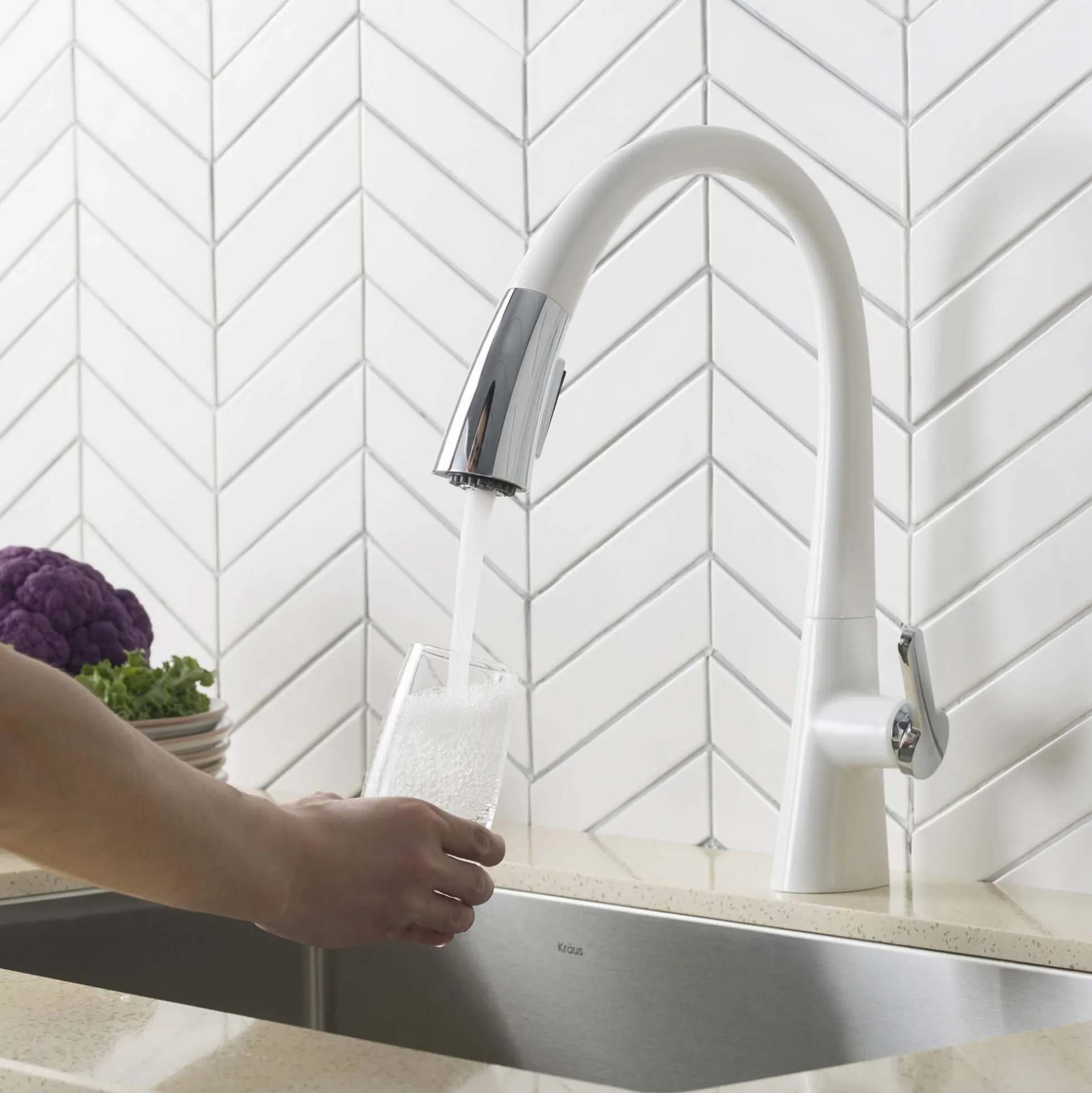 Single Handle Pull-Down Kitchen Faucet in Chrome/White