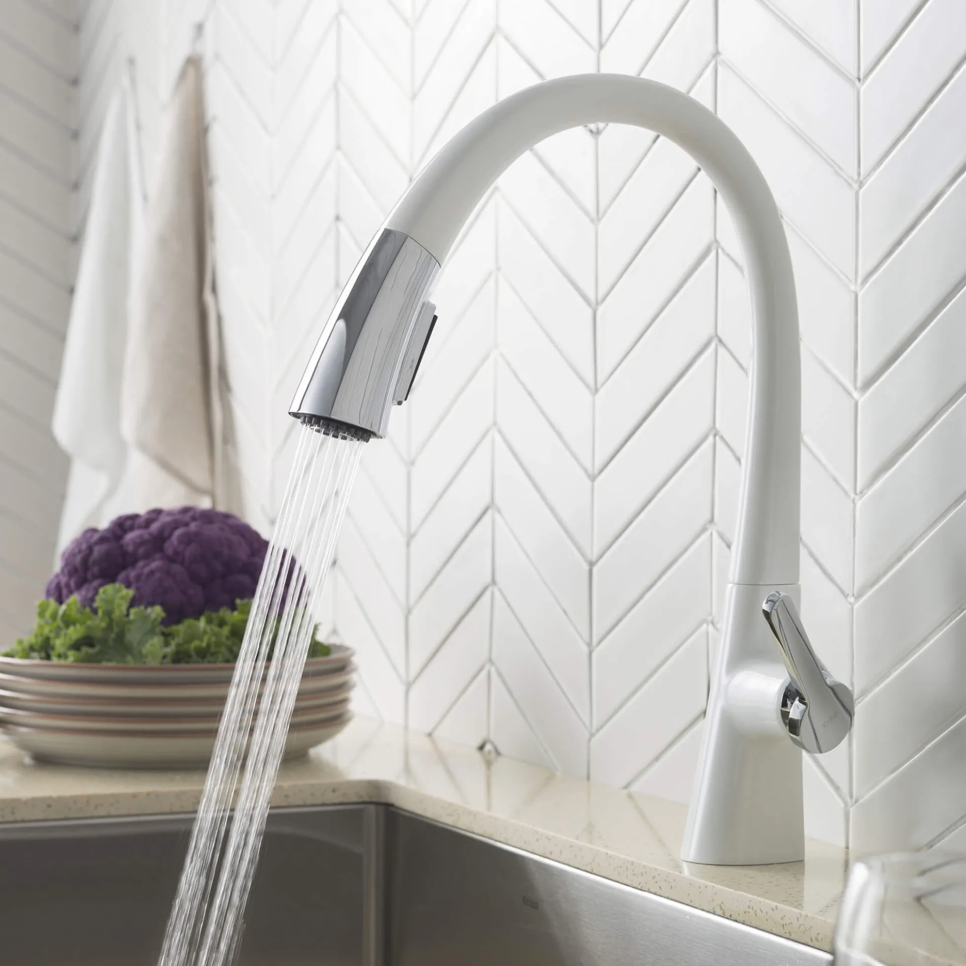 Single Handle Pull-Down Kitchen Faucet in Chrome/White