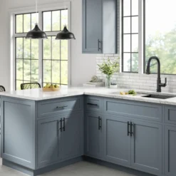 Transitional Industrial Pull-Down Single Handle Kitchen Faucet in Matte Black