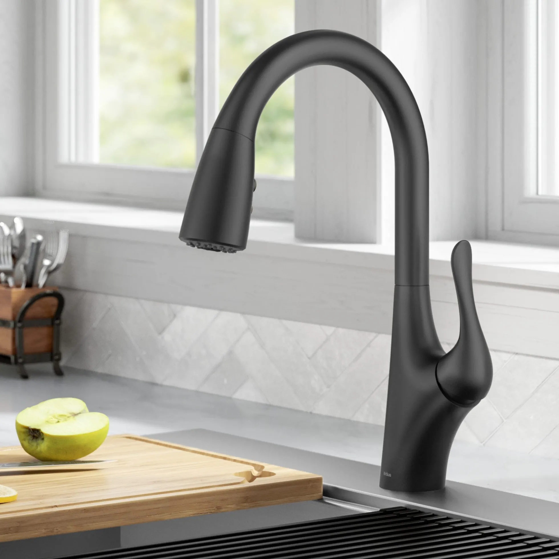 Transitional Single Handle Pull-Down Kitchen Faucet in Matte Black
