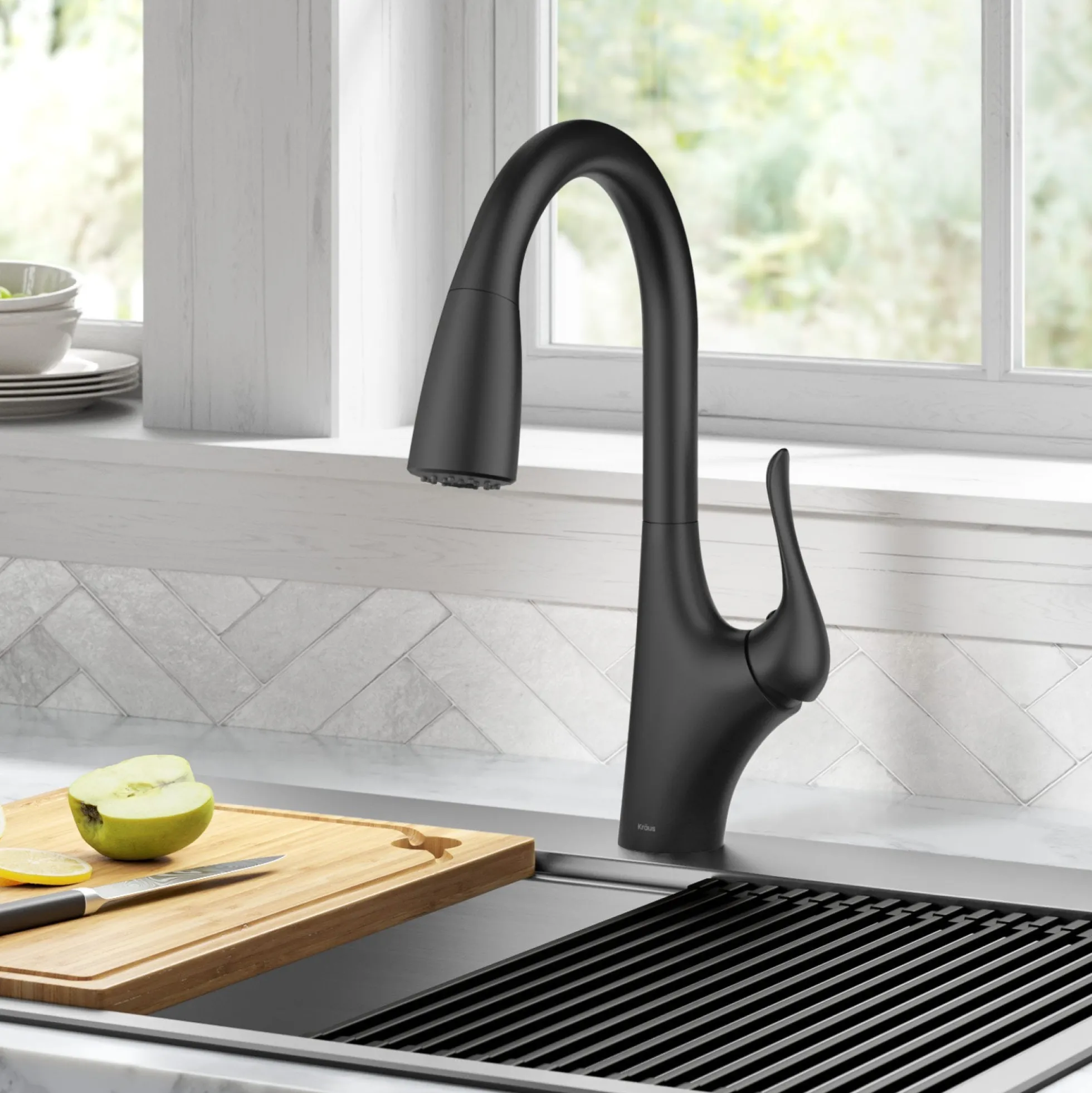 Transitional Single Handle Pull-Down Kitchen Faucet in Matte Black